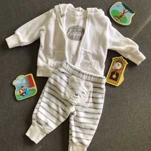 CARTERS baby neutral matching set.